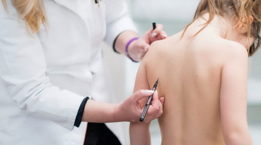 Нарушение осанки у детей: разбираемся с Добрым Доктором